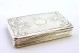  Caixa de rapé em prata com gravados envolvendo cartela para monograma e interior dourado.